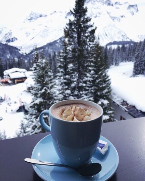 Чашка кофе зимним утром