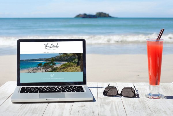 С ноутбуком на море