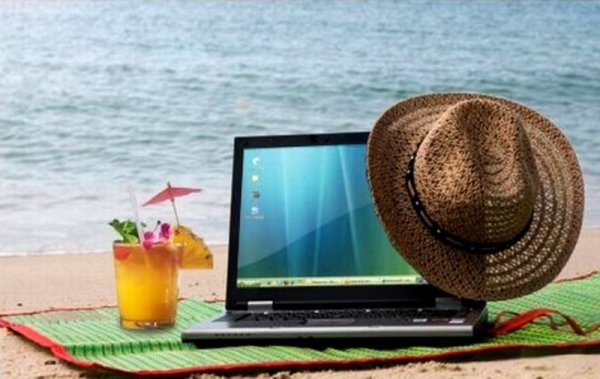 С ноутбуком на пляже