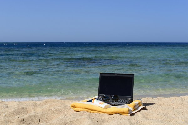 С ноутбуком на море
