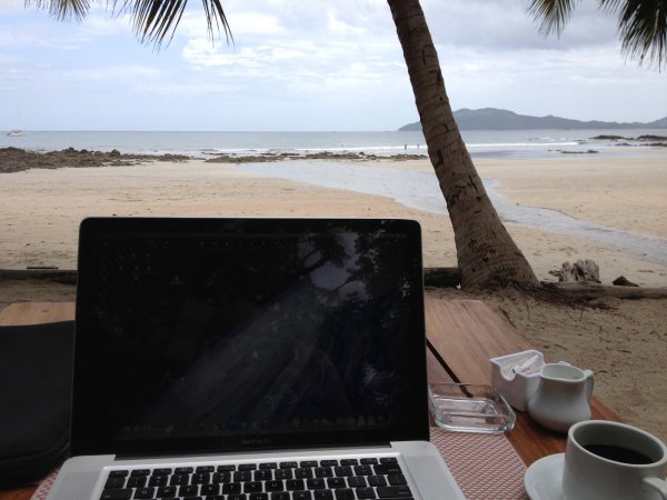 С ноутбуком на море
