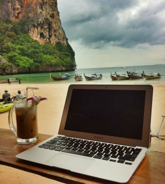 С ноутбуком на пляже