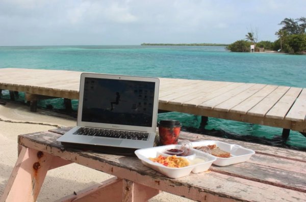 С ноутбуком на море