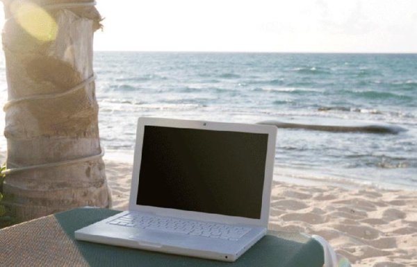 Компьютер на пляже
