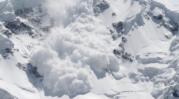 Сход снежной лавины