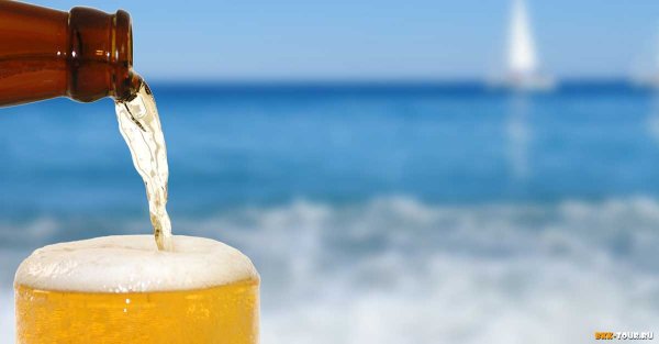 Бокал пива на пляже