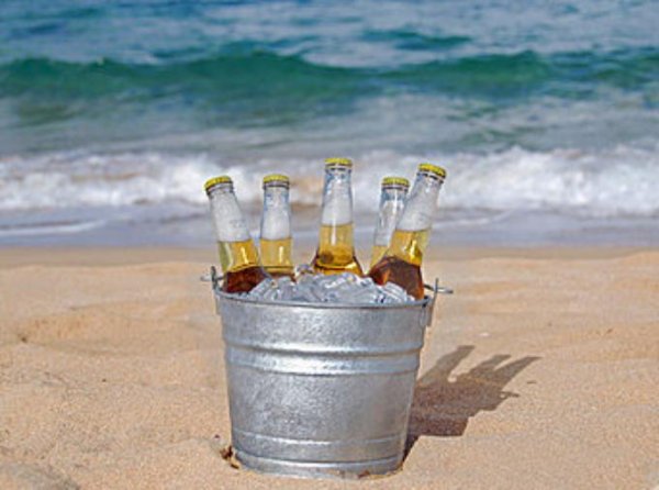 Ящики пива на берегу моря