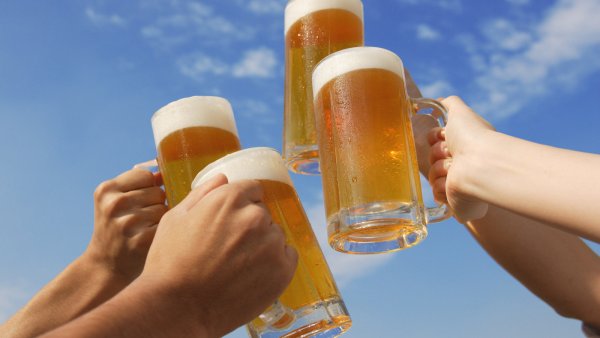 Чокаемся пивом на природе