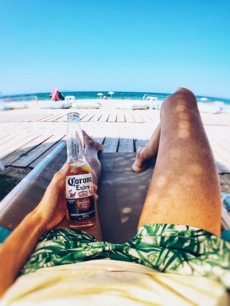 Парень на пляже с пивом