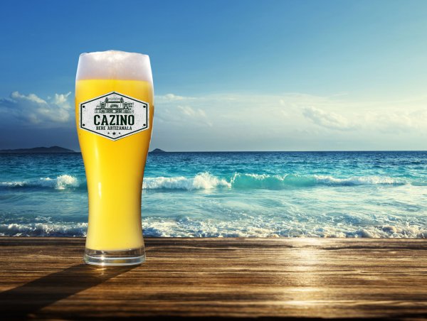 Бокал пива на фоне моря