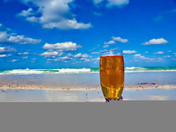Бокал пива на море