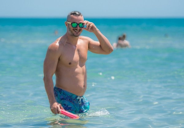 Мужчина отдыхает на пляже