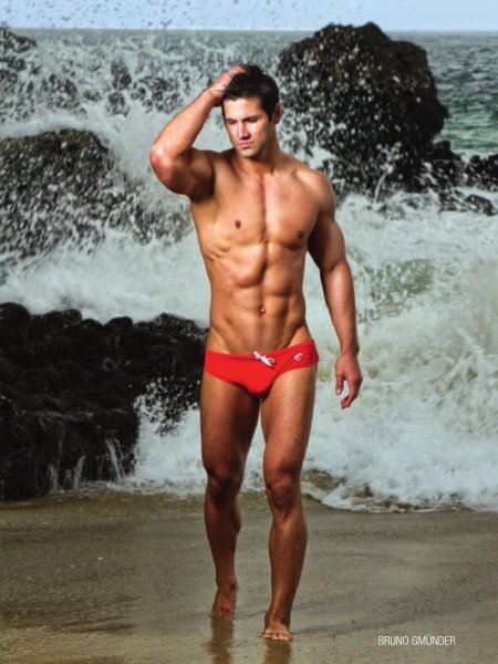 Красивые мужчины на пляже