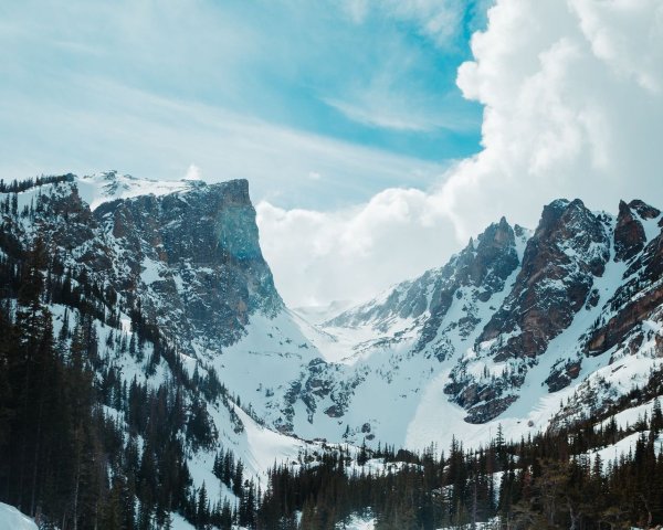 Горы скалы снег