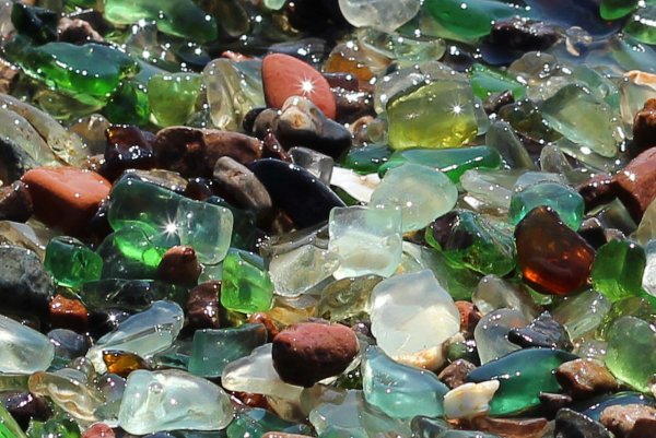 Камни стеклянной бухты