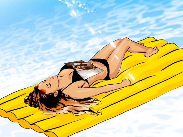 Девушка загорает на матрасе