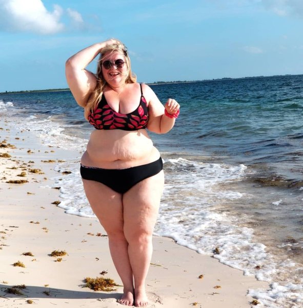 Толстые девушки на пляже (84 фото)