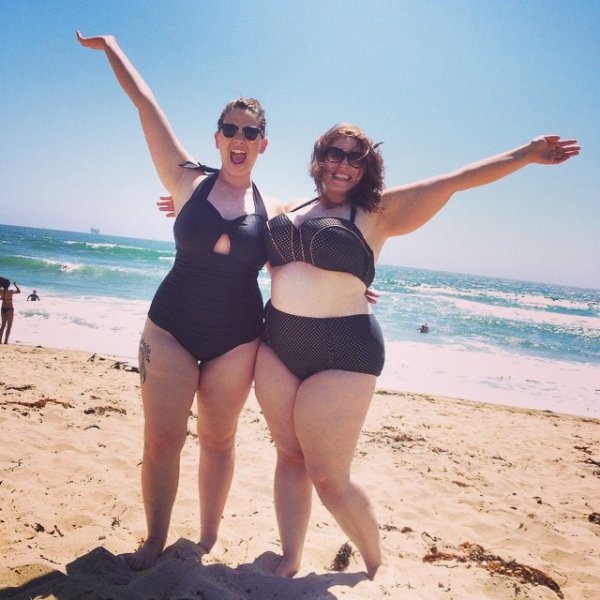 Полные женщины на пляже