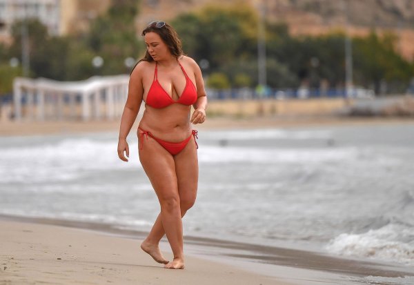 Пышки в купальниках