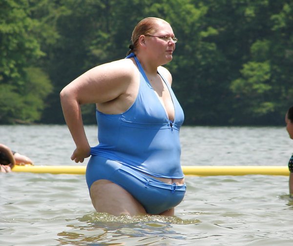 Толстуха плавает