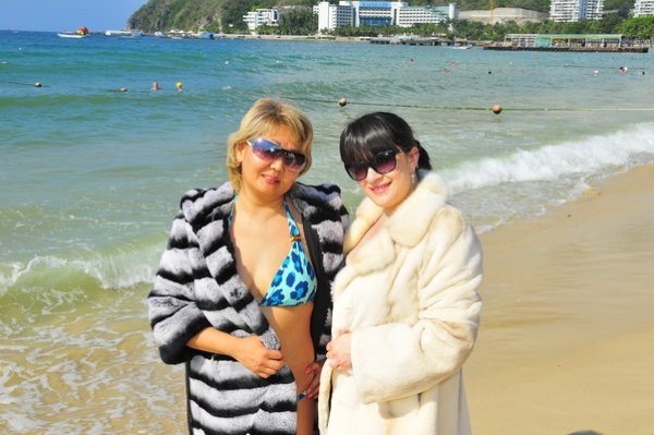 В шубе на море