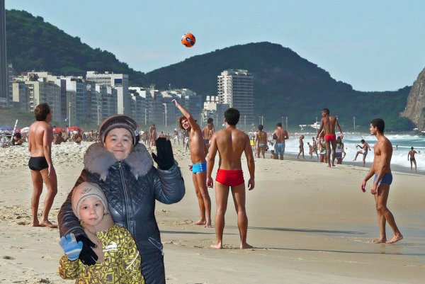 Человек в шубе на пляже