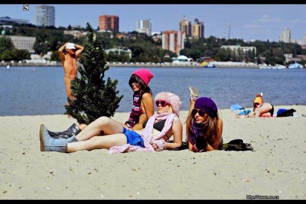 В шубе на пляже летом