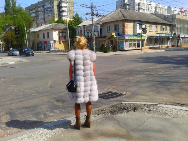 Человек в шубе летом