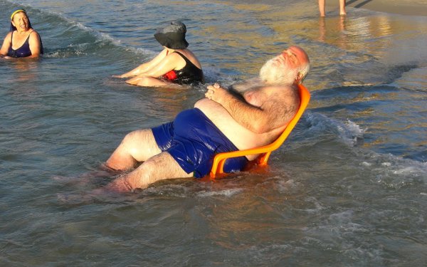 Дед на море
