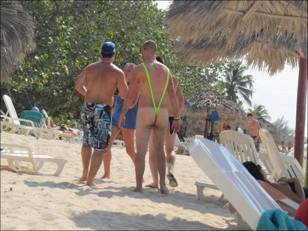 Мужчины в стрингах на море