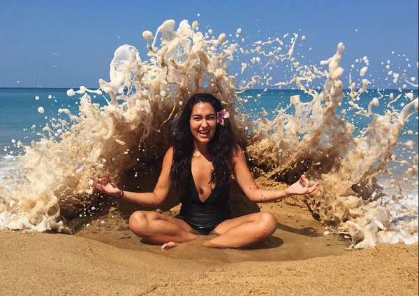 Смешные девушки на пляже