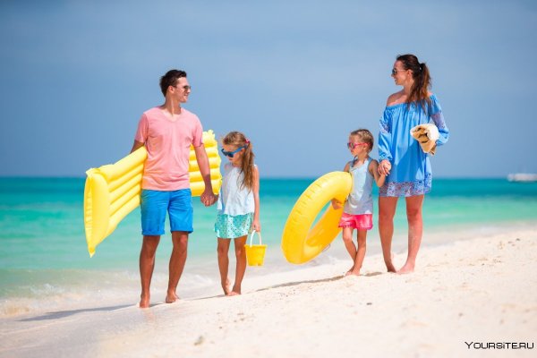 Семья на море