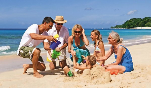 Семья на море