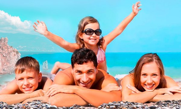 Семья на море