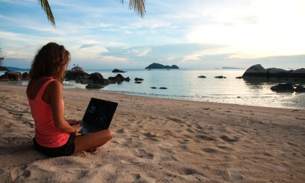 С ноутбуком на пляже