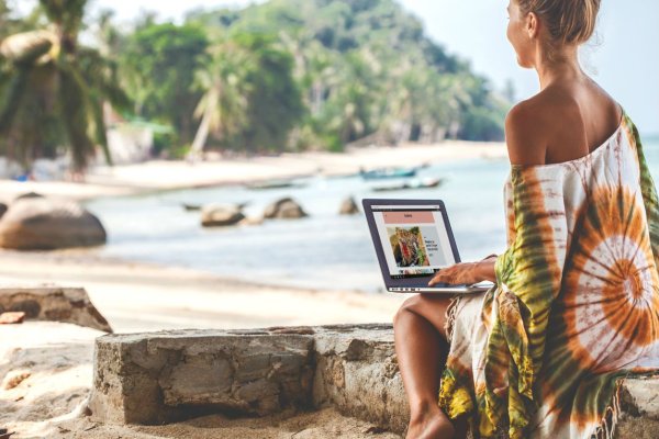 С ноутбуком на пляже