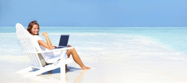 Девушка с ноутбуком на море