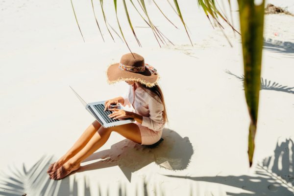 Женщина работает на пляже