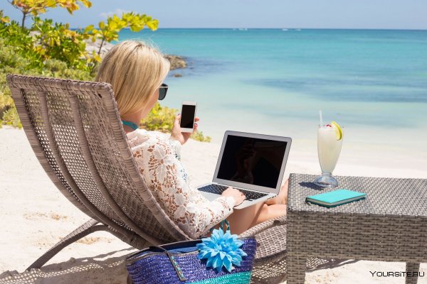 С ноутбуком на море