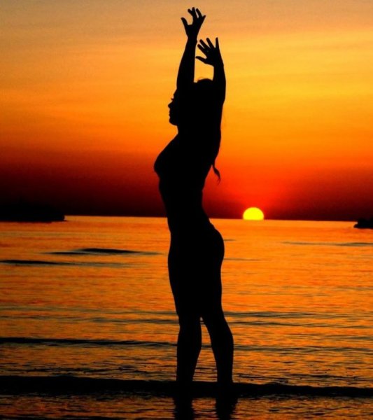 Красивые девушки на закате