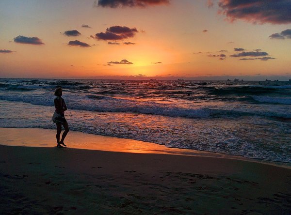 Девушка на пляже вечером