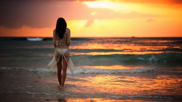 Девушка на закате у моря