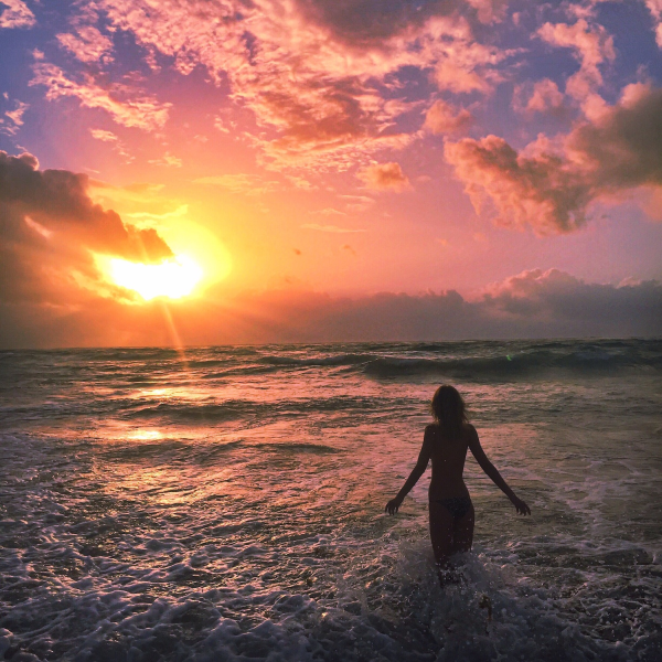 Девушка на рассвете у моря