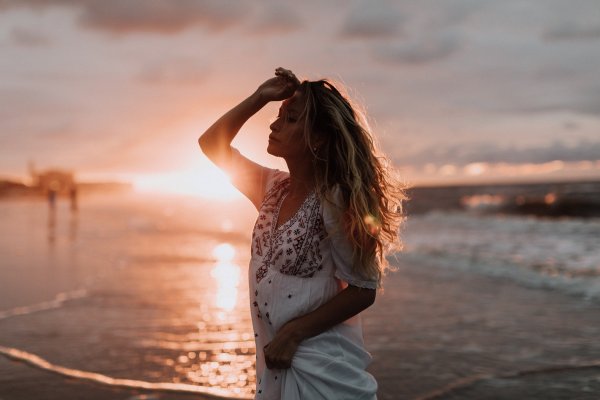 Девушка на берегу моря