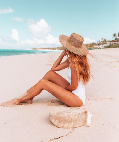 Девушка в шляпе на пляже