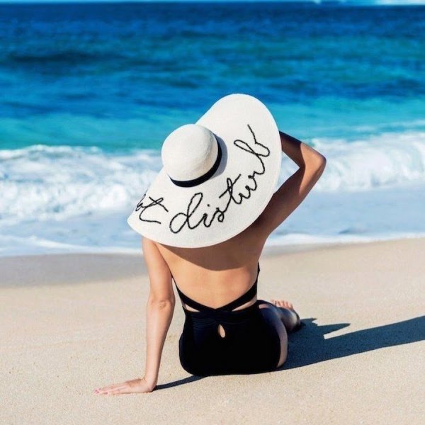 Девушка в шляпке на пляже