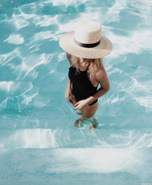 Девушка в шляпе на море