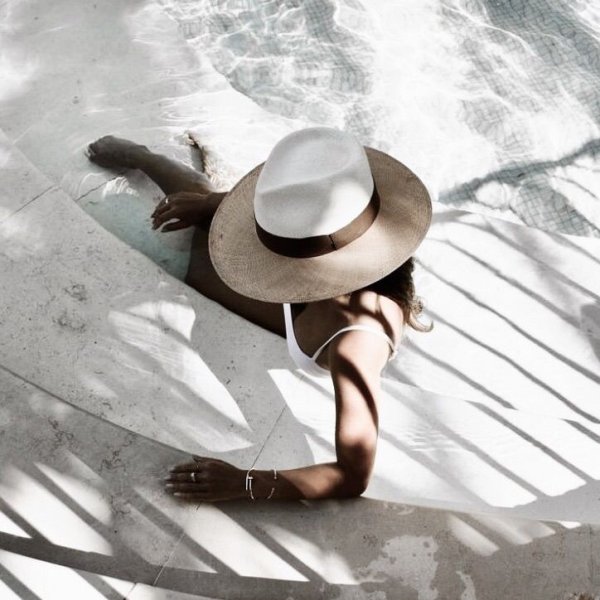 Женщина в шляпе на пляже