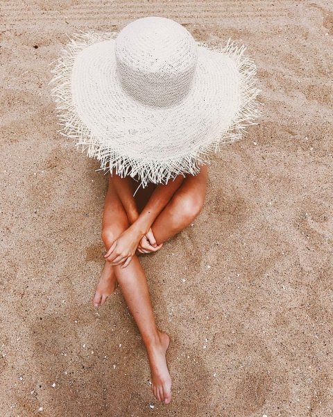 Девушка в шляпке на пляже
