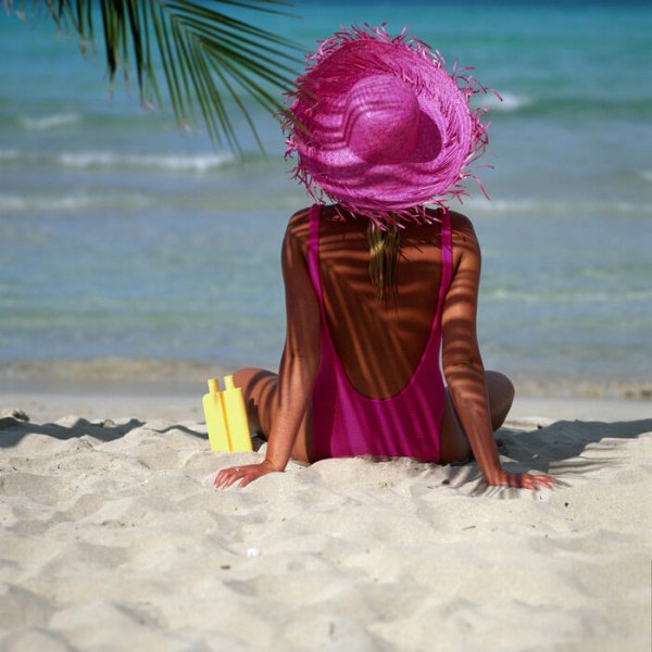 Девочка на море в шляпе